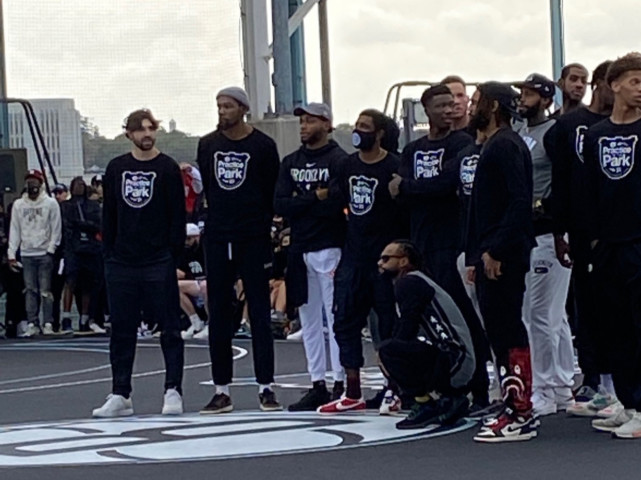 欧文给小球迷送亲笔签名球衣 篮网全队训练仅他带口罩