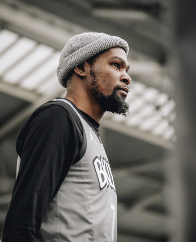 欧文归队了篮网公开训练只有欧文戴口罩杜兰特哈登大笑