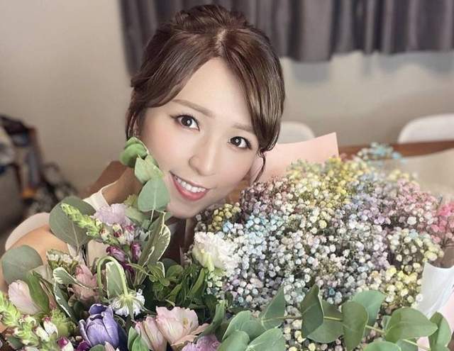 人气高！TVB宅男女神限量版写真集被炒到近万元，入行十几年不受捧_腾讯新闻