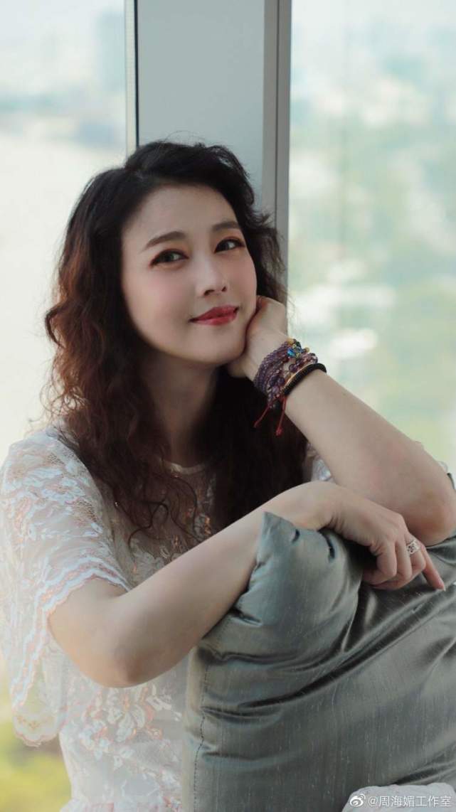 54岁周海媚近况曝光冻龄颜值惊艳网友美到骨子里