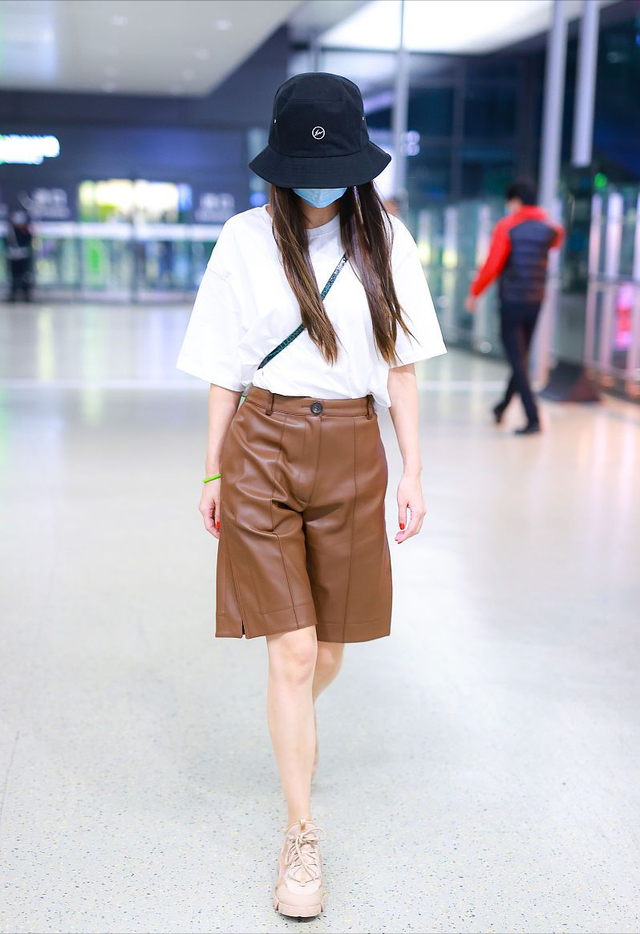 angelababy是怎么想的小白鞋吊牌没折直接穿配卫衣似小姑娘