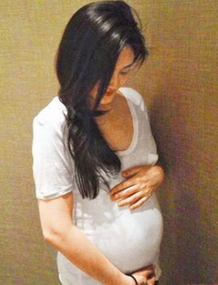 要知道大s当时怀孕不足三个月,过早公开怀孕的消息可能会导致胎儿小气