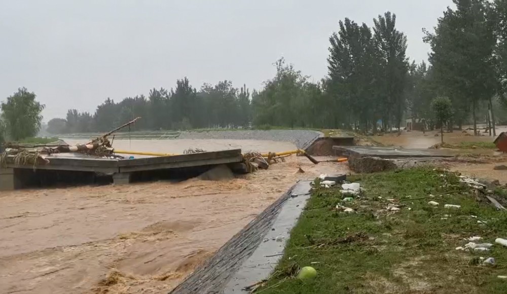他告诉河南商报记者,7月20日,河南新密市突降暴雨,双洎河水位猛增