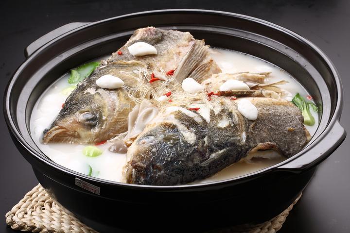 等配料一起放在砂锅里烹煮,鱼头和豆腐的味道融为一体,加上浓鲜的汤汁