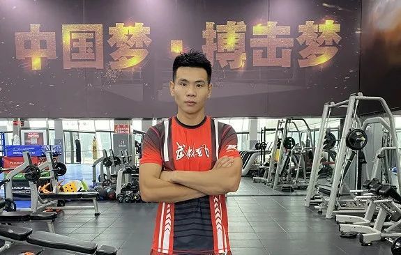 手持魔杖神秘出场,今天是欧阳锋(来自天津阿福搏击俱乐部)的生日,在此