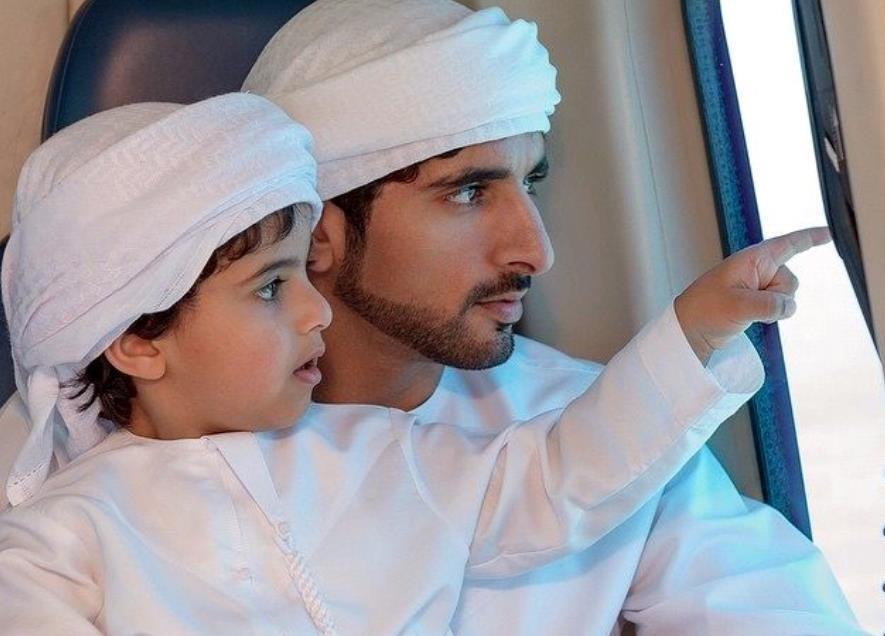 迪拜太子正面照曝光,五官精致像洋娃娃,颜值不受近亲联姻影响