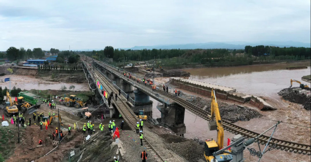 (10月8日21时20分,山西南同蒲铁路昌源河大桥上行线抢通.图/中新图片)