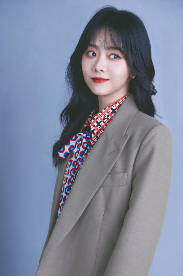 如果大家像谭松韵这样选择了棕色调的西装来进行穿搭,那自然会显得