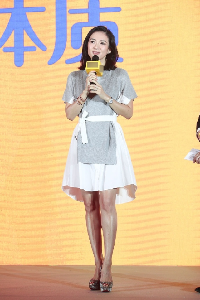 章子怡的穿衣品味真特别,白裙前面拼块灰布,大长腿还挺吸睛!