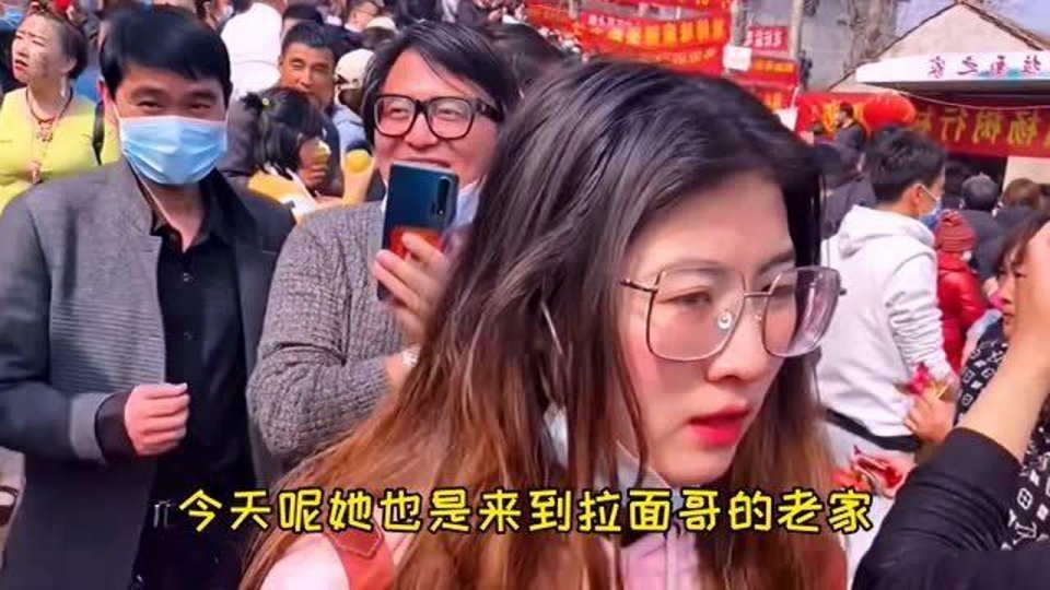 拉面哥涨价引发热议,因为从一开始就是一个误会,他与大衣哥不同