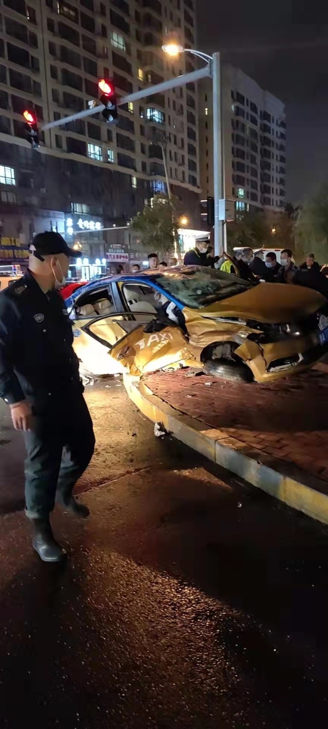 跑车撞飞出租车殃及一名行人和两辆私家车3人受伤