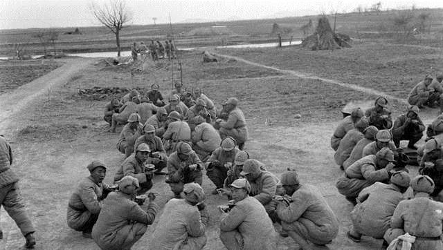 国民党通讯兵接通一根电话线,导致30万人被消灭,司令化装逃跑