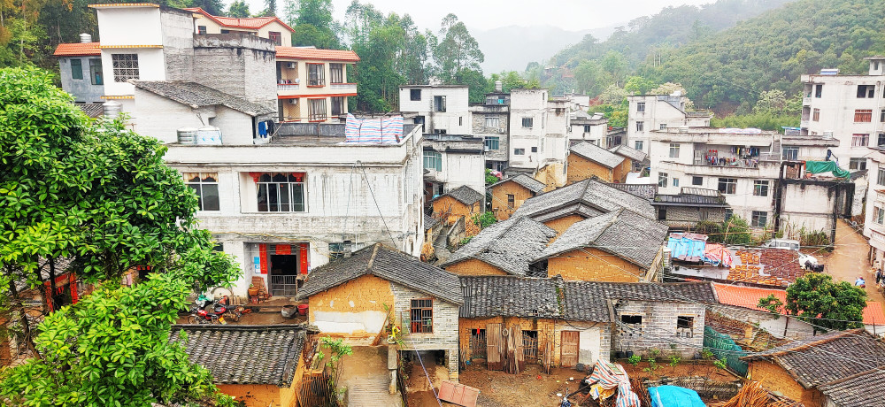 广西农村一大怪:外墙不装修,清一色砖墙,为什么呢?