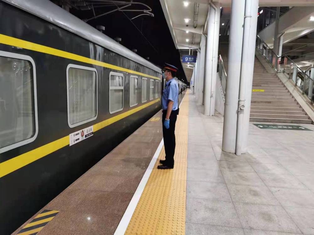 海口至长春z386次;进岛的旅客列车有北京西至三亚z201次,哈尔滨西至