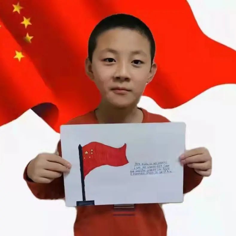 手中飞扬的国旗映衬着他们的笑脸更加阳光明媚! i love yo