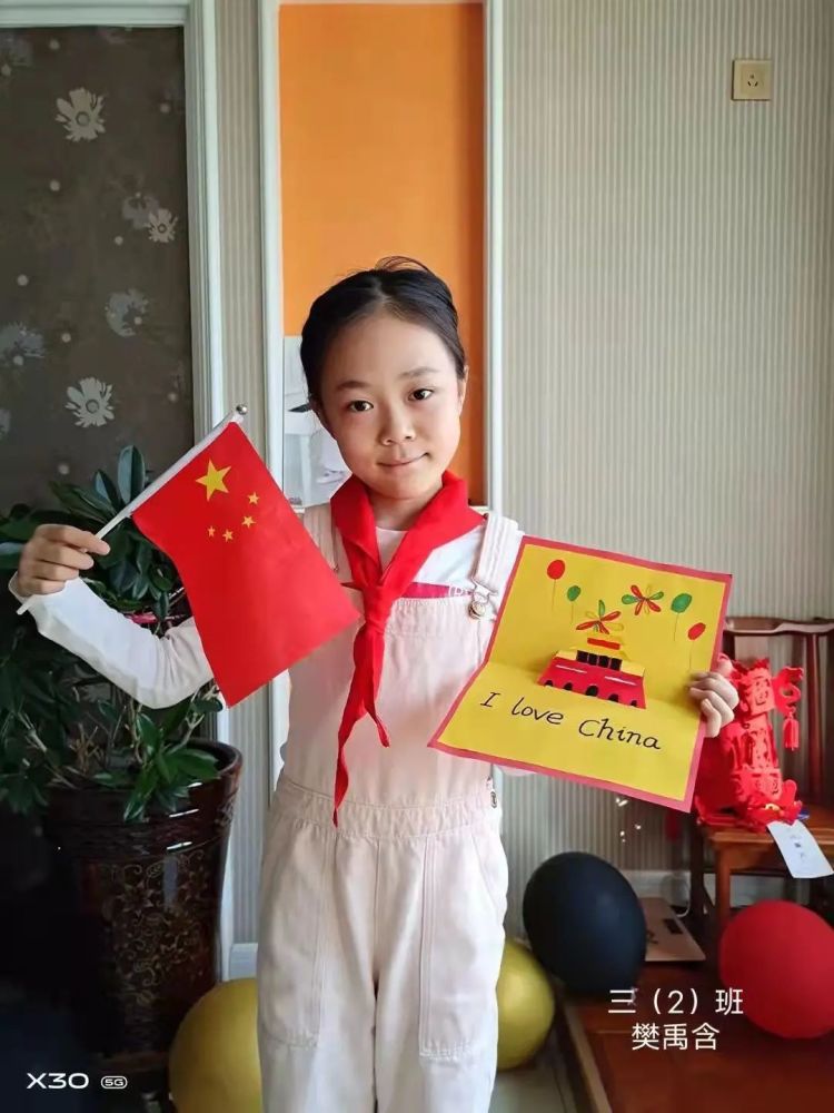 手中飞扬的国旗映衬着他们的笑脸更加阳光明媚! i love yo