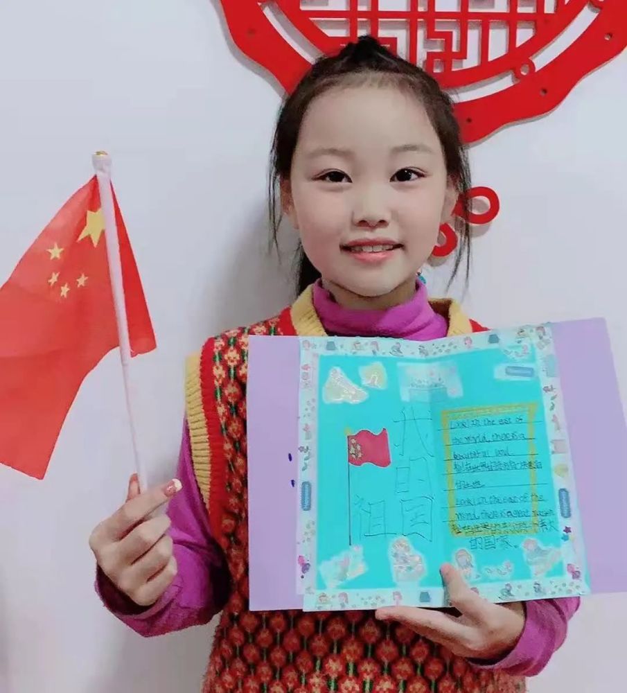 手中飞扬的国旗映衬着他们的笑脸更加阳光明媚! i love yo