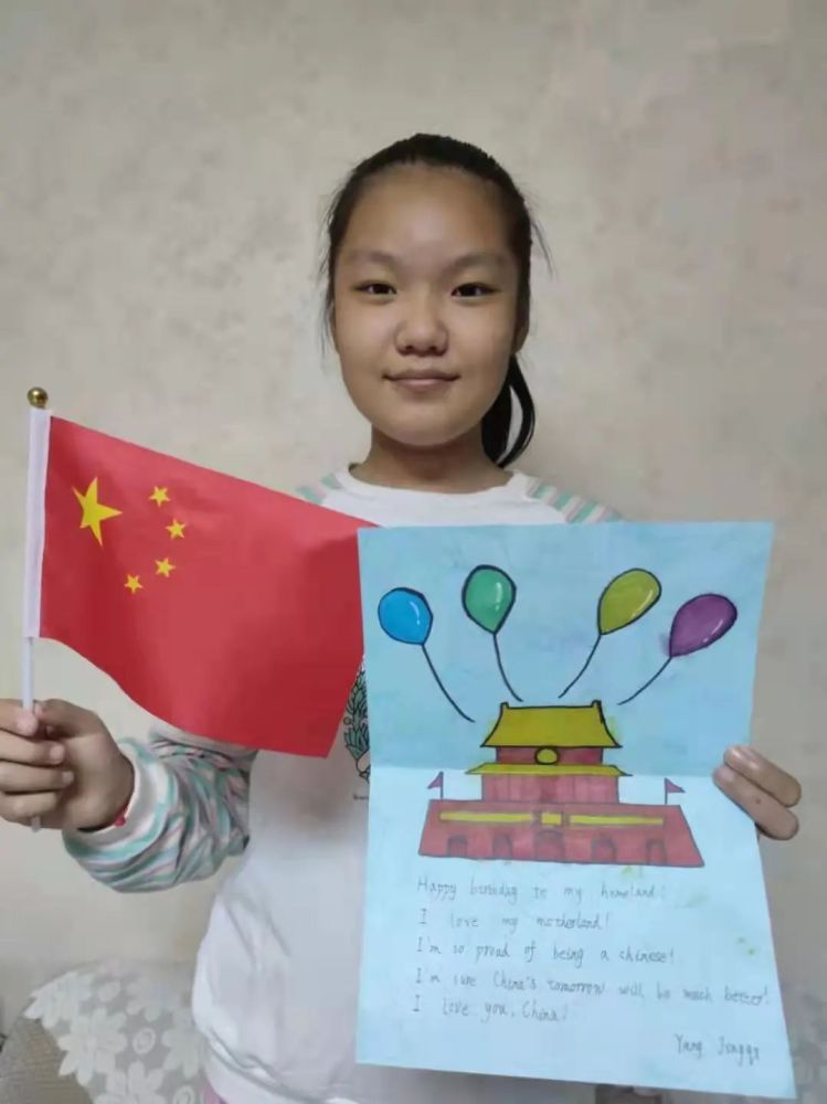 手中飞扬的国旗映衬着他们的笑脸更加阳光明媚! i love yo