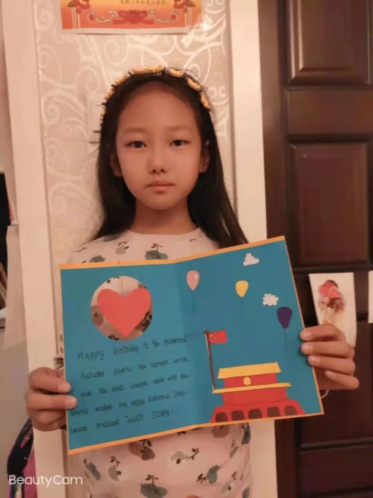 手中飞扬的国旗映衬着他们的笑脸更加阳光明媚! i love yo