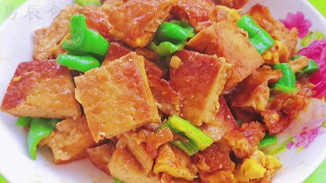 鸡蛋还可以炒豆腐,来一勺黄豆酱,真是没想到的味道啊