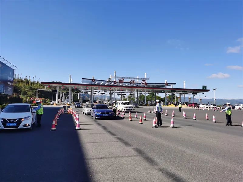 全员在岗在位,加强交通安全网络宣传,加大巡逻警力,在丽江西收费站出