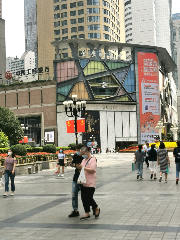 国庆小长假打卡新一线城市重庆实拍解放碑最美中国红