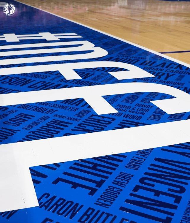 独行侠地板设计感人:致敬队史337名球员_腾讯新闻