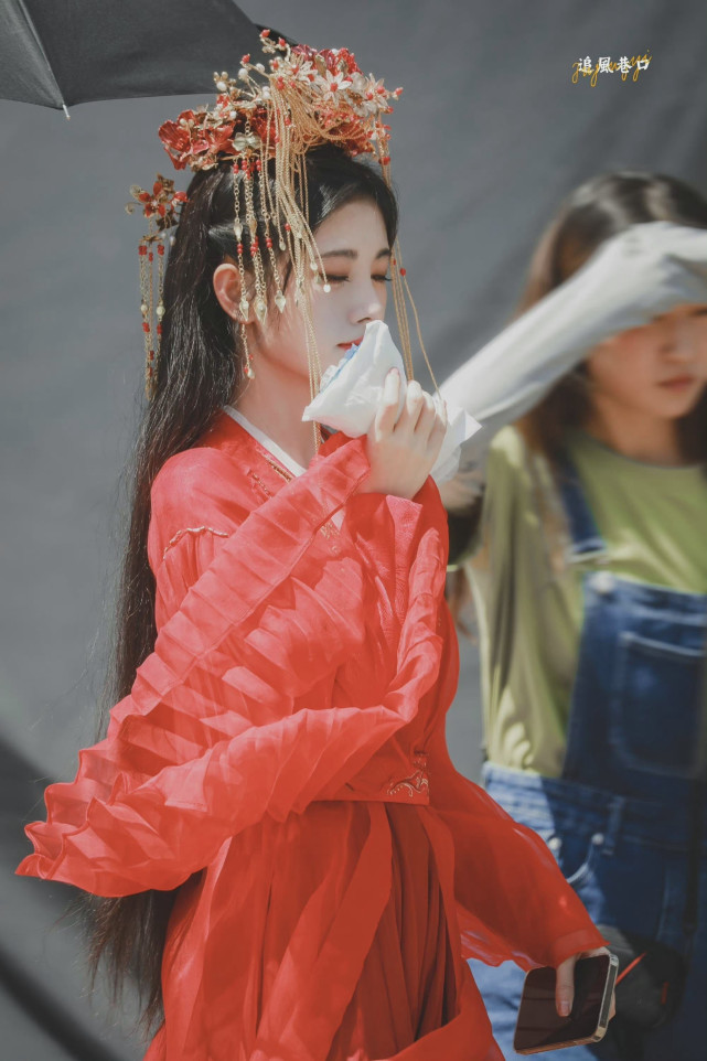 鞠婧祎花戎红衣异域风路透红色薄纱搭异域风发饰艳丽十足