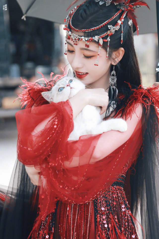 鞠婧祎花戎红衣异域风路透红色薄纱搭异域风发饰艳丽十足