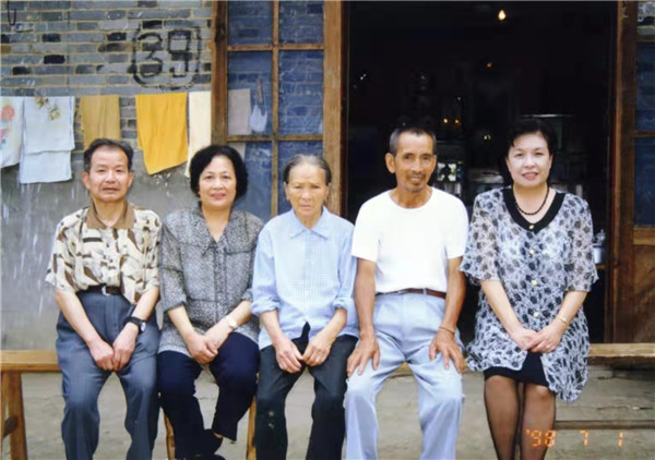陶斯亮我的大哥几个姓一家肩负三位革命父亲的宗族传承难为了