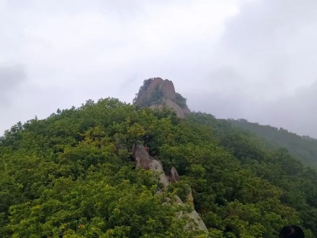 吉林市这座山怪石嶙峋,险峻陡峭,很多外地游客都来打卡