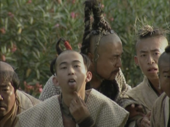 不过不戒和尚的武功虽高,要正面打败桃谷六仙应该是做不到的,后面不戒