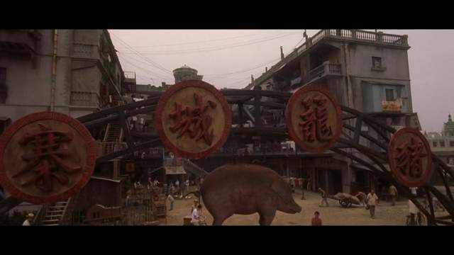 后来,周星驰和胖子来到了"猪笼城寨"这似乎也和少年儿时练功不成反被