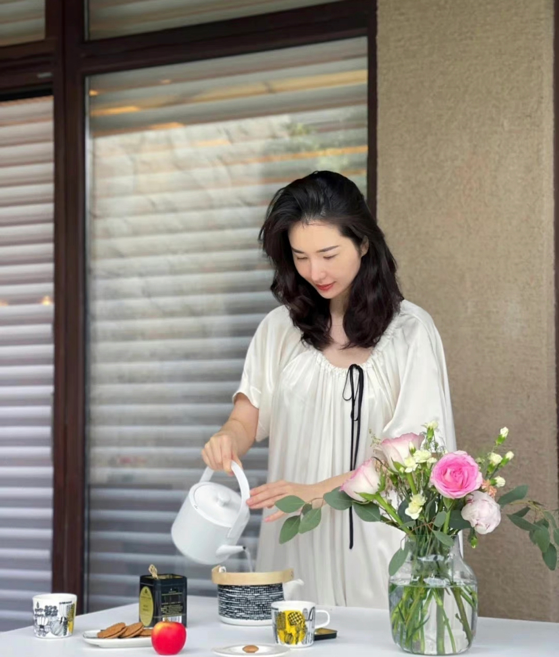 没多久这条帖子就被网友扒出是董花花用自己的号写的,因为帖子中的一