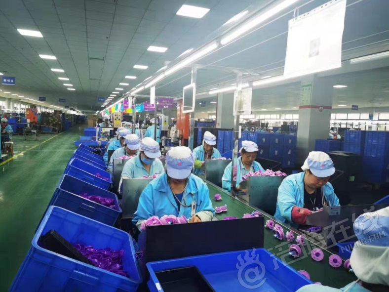 彩绘工人正在作业▲自动化移印机▲注塑车间啤工正在作业玩具在唱为