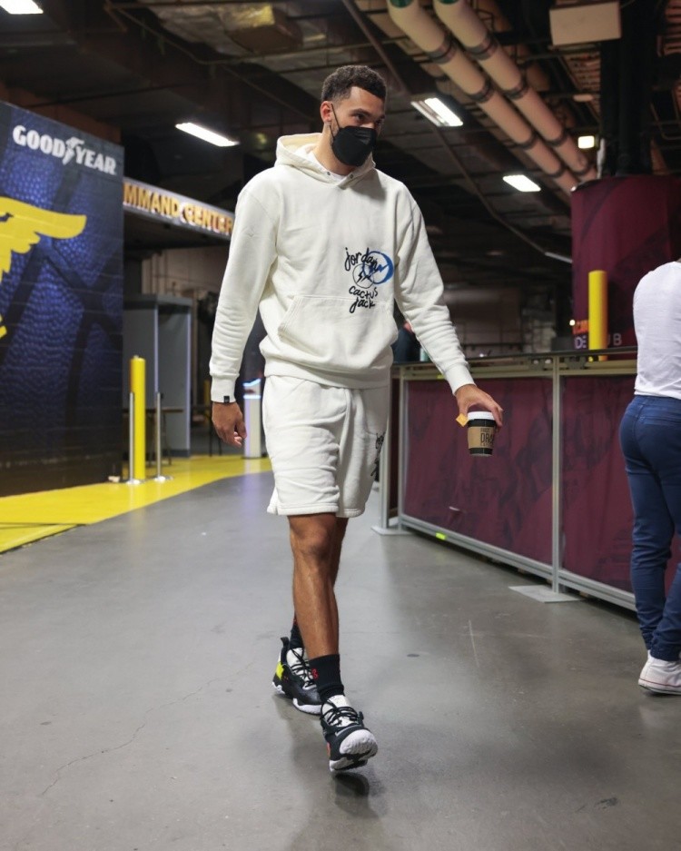 致敬goat拉文身穿乔丹印花卫衣入场