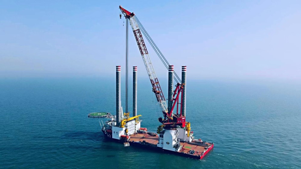 武汉船舶企业的船用起重机在海上大显身手.