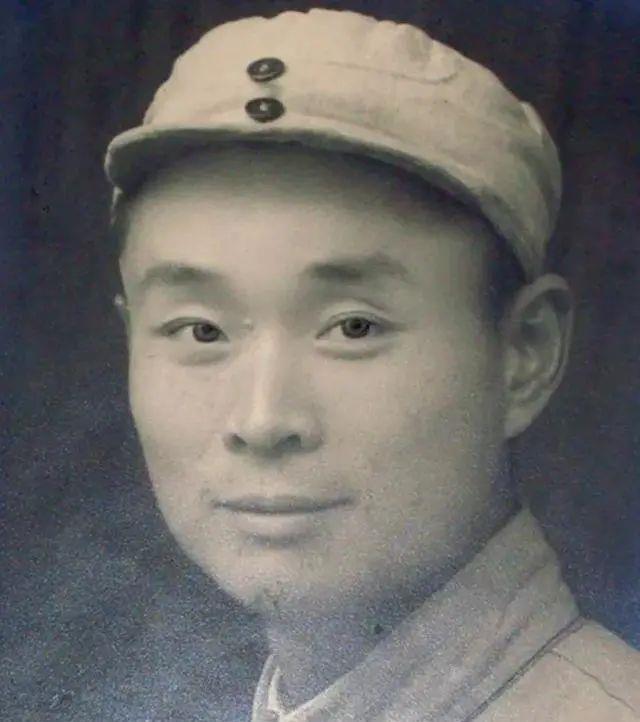 他的少年时代是在旧社会度过的,少年时李树人随父读私塾,后毕业于师范