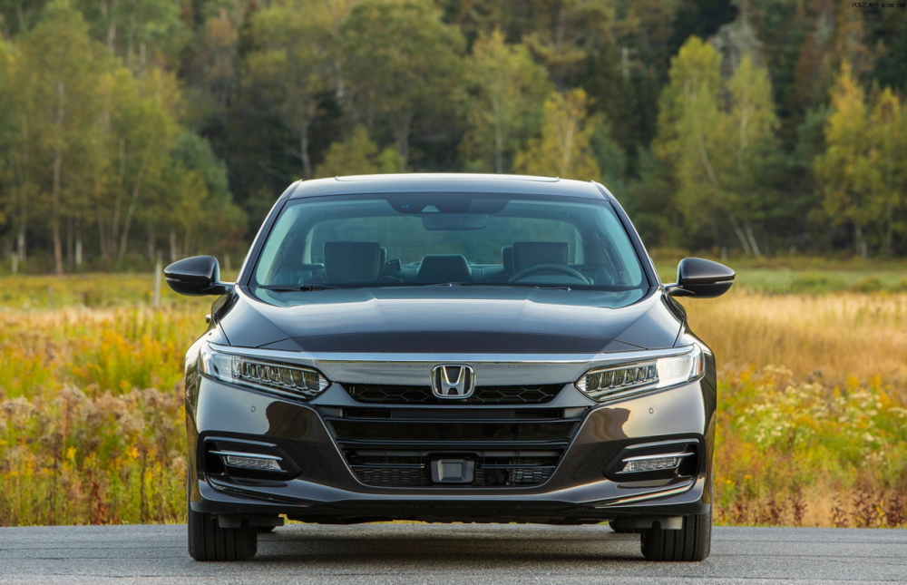 2021改款版雅阁来了,与大众新帕萨特相较量,谁更胜一筹?