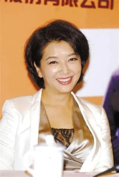 江珊的故事28岁结婚36岁离婚5段感情与靳东同居5年