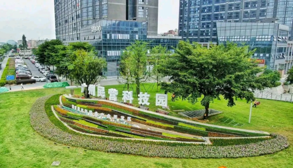 白云区开出了"药方":以"一园一城一示范区"(广州民营科技园,白云湖