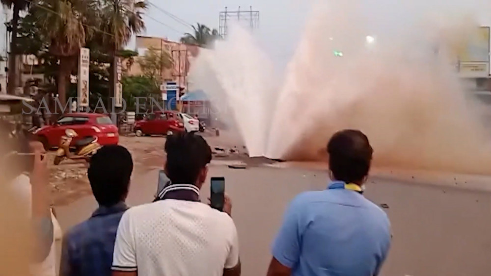 印度一处供水管道爆裂喷出巨大水花民众围观拍摄002427尤夫股份