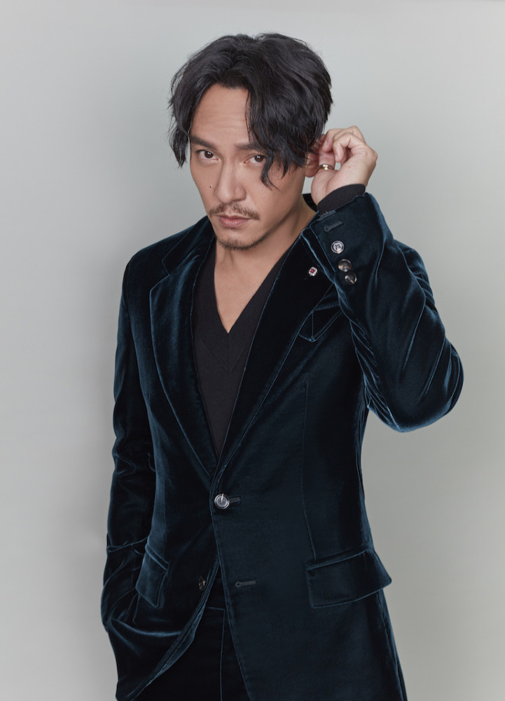 张震出席第23届台北电影奖 墨绿西服彰显成熟型男风范