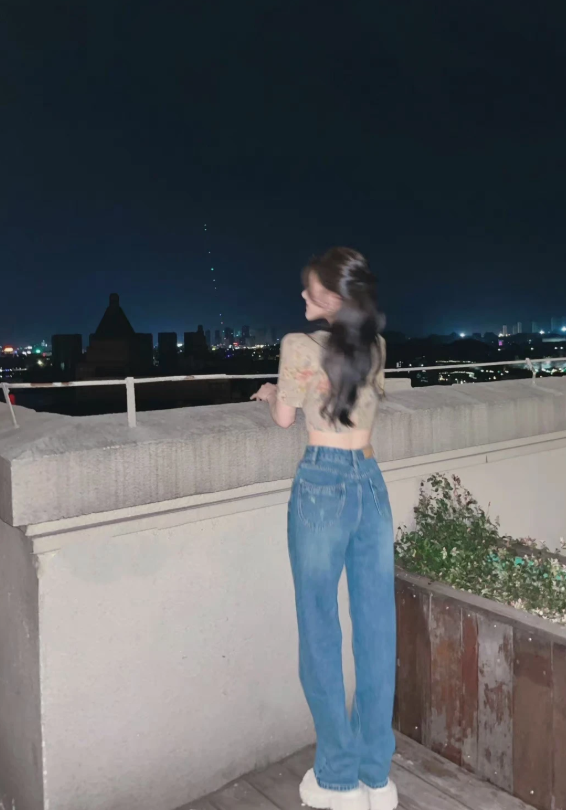 谁还敢说赵露思腰粗当她穿上炫腹装这才是直男最爱的少女腰