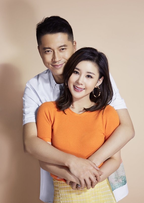 李小萌挺孕肚带4岁儿子游玩两人互动温馨老公王雷深夜才现身