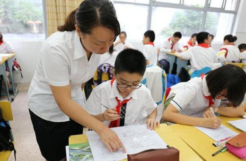 中小学教师岗,成清北硕博士毕业生"新宠,看完薪资待遇后明白了