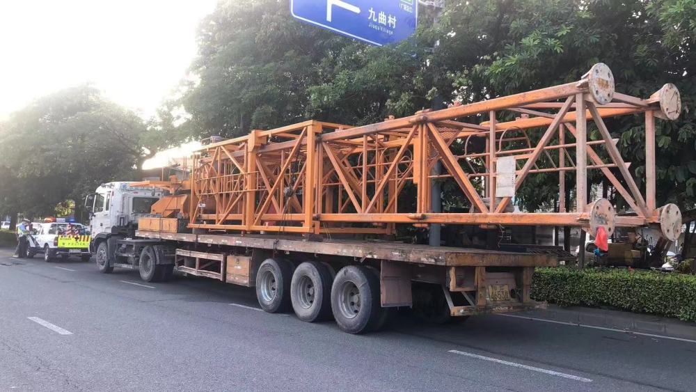 时刻把安全放在首位,严格落实货运车辆运输规定,自觉拒绝超载超限运输