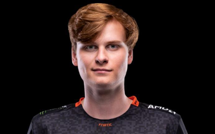 fnc战队公告:ad选手upset因家中急事将缺席小组赛