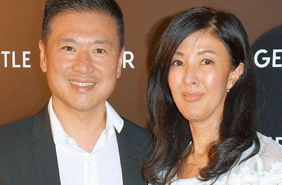 姐姐找个好归宿,利用许家人脉资源"眼镜大王"顾毅勇就这样成为姐妹的