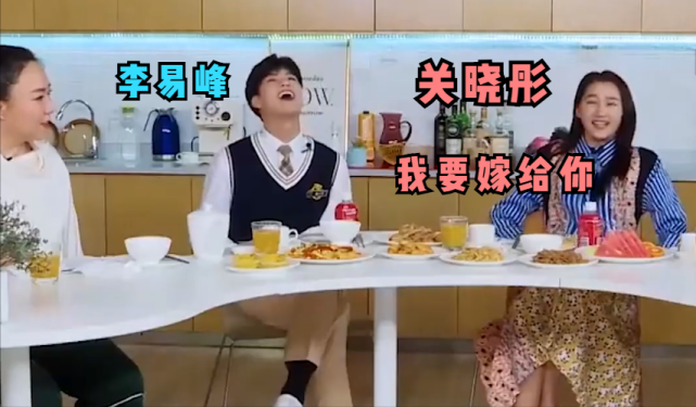 李易峰近期和关晓彤一起参加综艺节目又迅速引起大众关注毕竟年纪也不